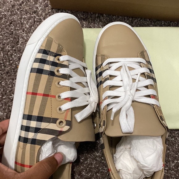 Authentic Burberry shoes - Picture 10 of 11